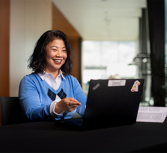 deux personnes debout côte à côte avec des pelles, l’une enveloppée de bleu et l’autre de violet
