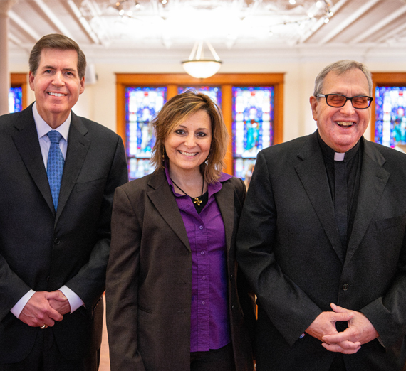 deux personnes debout côte à côte avec des pelles, l’une enveloppée de bleu et l’autre de violet